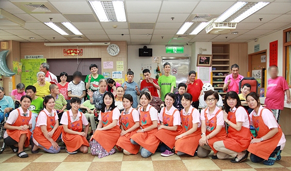 育成基金會向來歡迎中高齡求職者加入，目前員工有半數以上超過45歲。