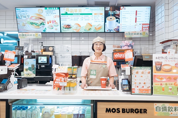 二度就業選擇投入餐飲服務業，葉明綺的主動服務，讓客人感到十分貼心。