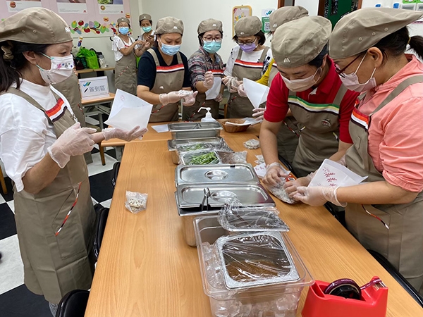 摩斯漢堡和各縣市相關局處及銀髮人才資源中心合作，舉辦「中高齡職場體驗營」讓有意求職者可以先熟悉職場環境。（摩斯漢堡提供）