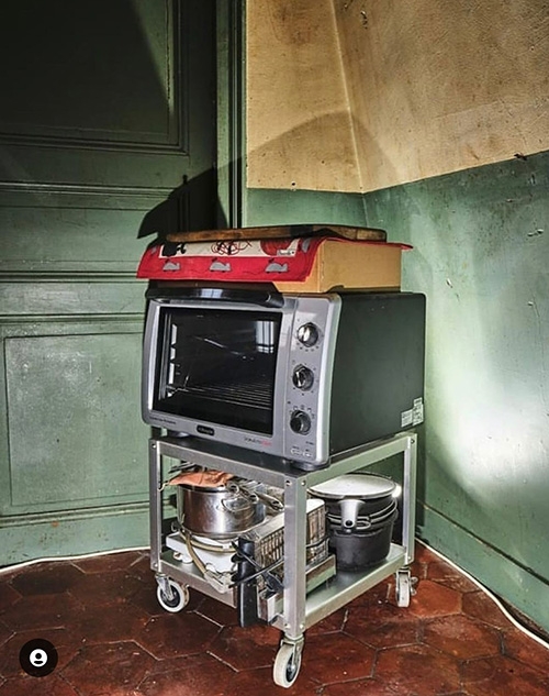 娜塔莉的「廚房」相當克難，卻無法阻止她對料理的熱情。（圖片來源：IG@nathaliegeorge.lacuisinedu6eme）