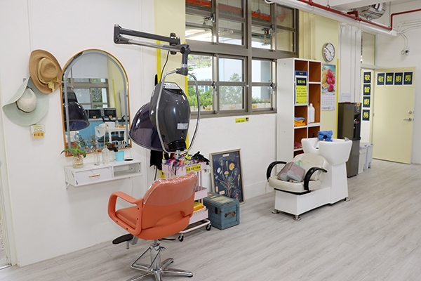 教室一隅是洗頭、烘頭機，每周五下午便是長輩的洗頭時光。