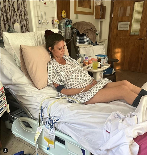 黛博拉在IG上分享日常，在漂亮洋裝下，有護士們幫她裝上的引流管，而有時也必須待在醫院進行各種治療。