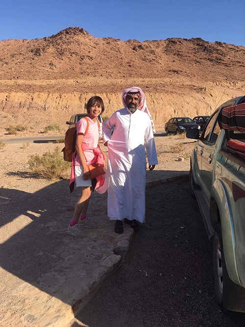 施淑芳在約旦憑藉一口破英文找到帶她進沙漠的貝都因人，興奮地留影。
