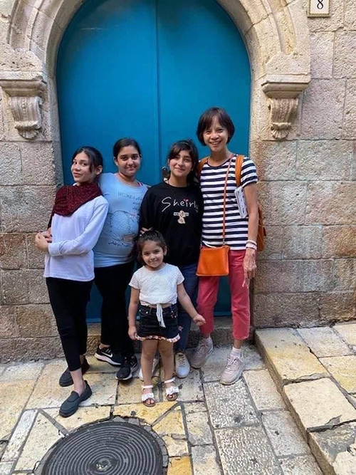 施淑芳與4位以色列女孩的合影。這個千年來戰爭不斷的國家，讓年輕時矢志成為戰地記者的施淑芳反思和平得來不易。