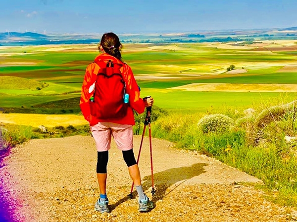 甫結束的西班牙朝聖之路旅行，施淑芳不是教徒，但她認為這一趟西旅程是上帝的旨意，最終她抵達了聖地牙哥大教堂。