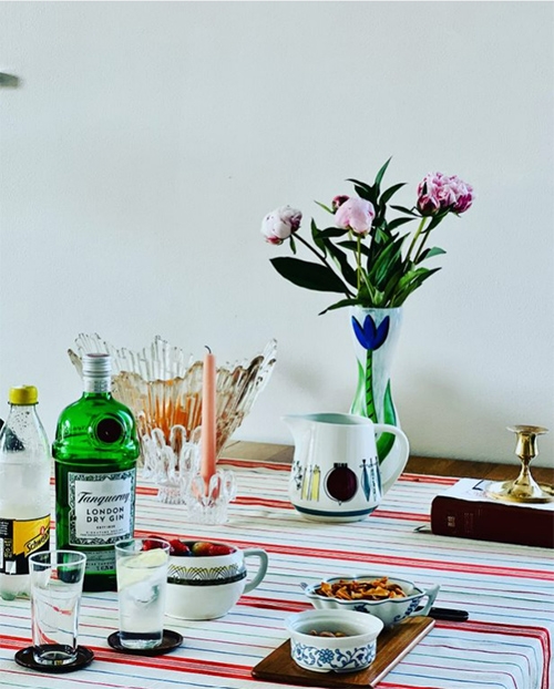 麗麗家的餐桌從擺設到色彩都很講究美感。