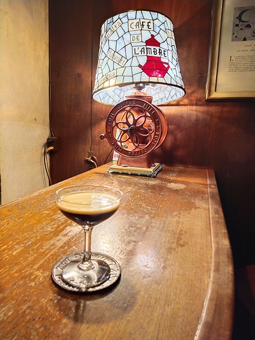 泡湯後，享用一杯別具歷史風情的琥珀咖啡。