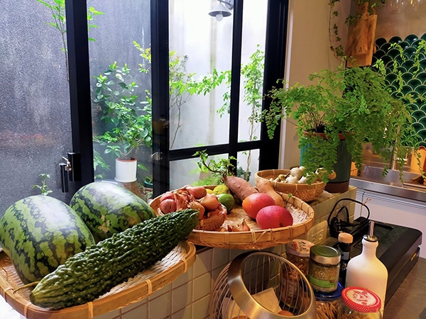 廚房裡新鮮食材，多半是自己種的，或和農友換來的。