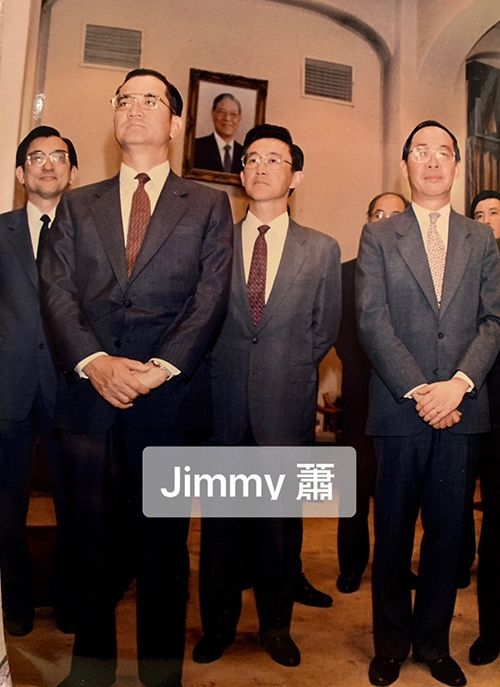 在昔時俞國華卸任行政院長的茶會，蕭榕拍下「政壇四大公子」連戰、沈君山、錢復、陳履安的經典畫面。