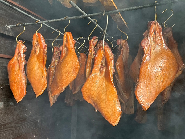 在手工自製的烤爐裡做燻肉，有鴨胸、松阪豬、五花肉3種，香氣濃郁。