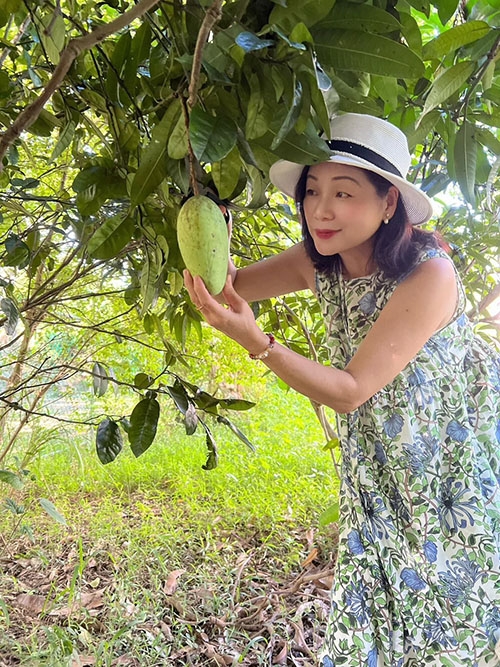 即使下農地，詹秀美依舊會每天化好妝、打扮得優雅美麗，她認為美也是一種生活樂趣。（圖片來源：詹秀美）