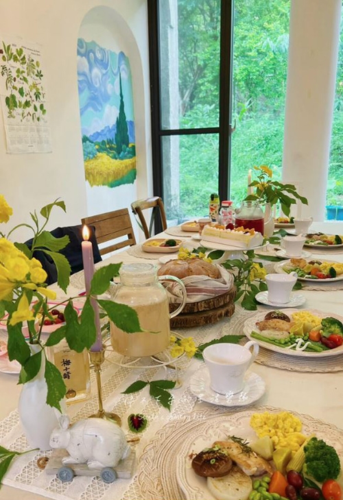 詹秀美常以自然花草精心佈置餐桌、準備餐點，許多客人都回饋相當感動。（圖片來源：詹秀美）