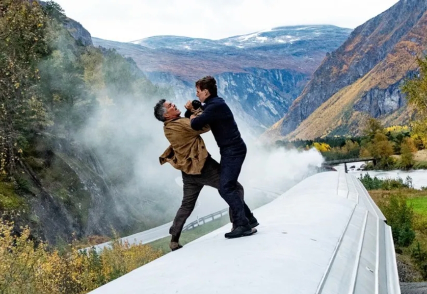 在《不可能的任務：致命清算第一章》，阿湯哥挑戰了在真實移動中的火車上拍攝。（UIP提供）