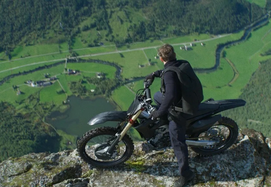 阿湯哥甚至親自騎著摩托車從坡道上跳下懸崖。（UIP提供）