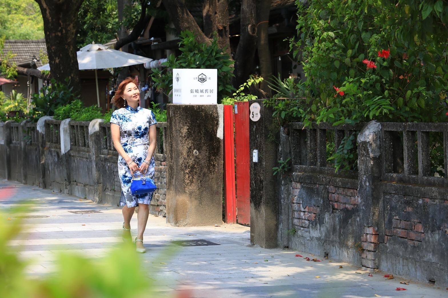 在勝利星村創意生活園區散步，可體驗新式眷村文化與多樣的生活風格。