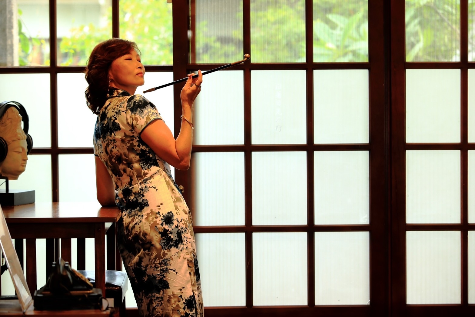 穿著旗袍走在日式眷舍中，滿滿的時代感又不失時尚。