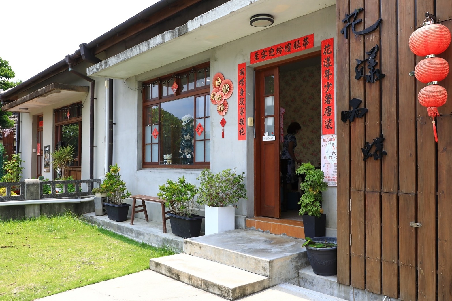 不只是旗袍租借，從彩妝、配件到鞋子，花漾雨蝶細心地為客人打點整體造型。