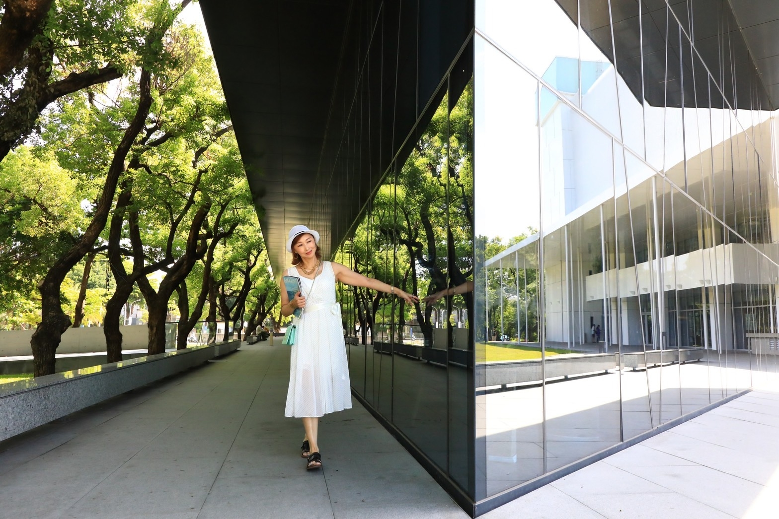 屏東總圖是全台唯一的森林系圖書館，大片玻璃帷幕倒映著館外的50年大樟樹樹影。