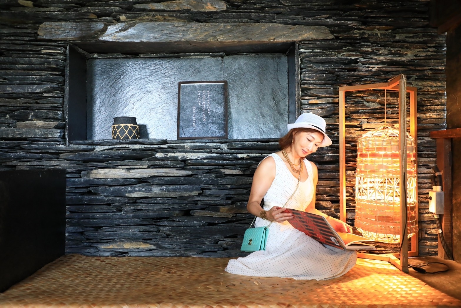 屏東文學館，藏身在圖書館中，將原住民的石板屋原汁原味保留。