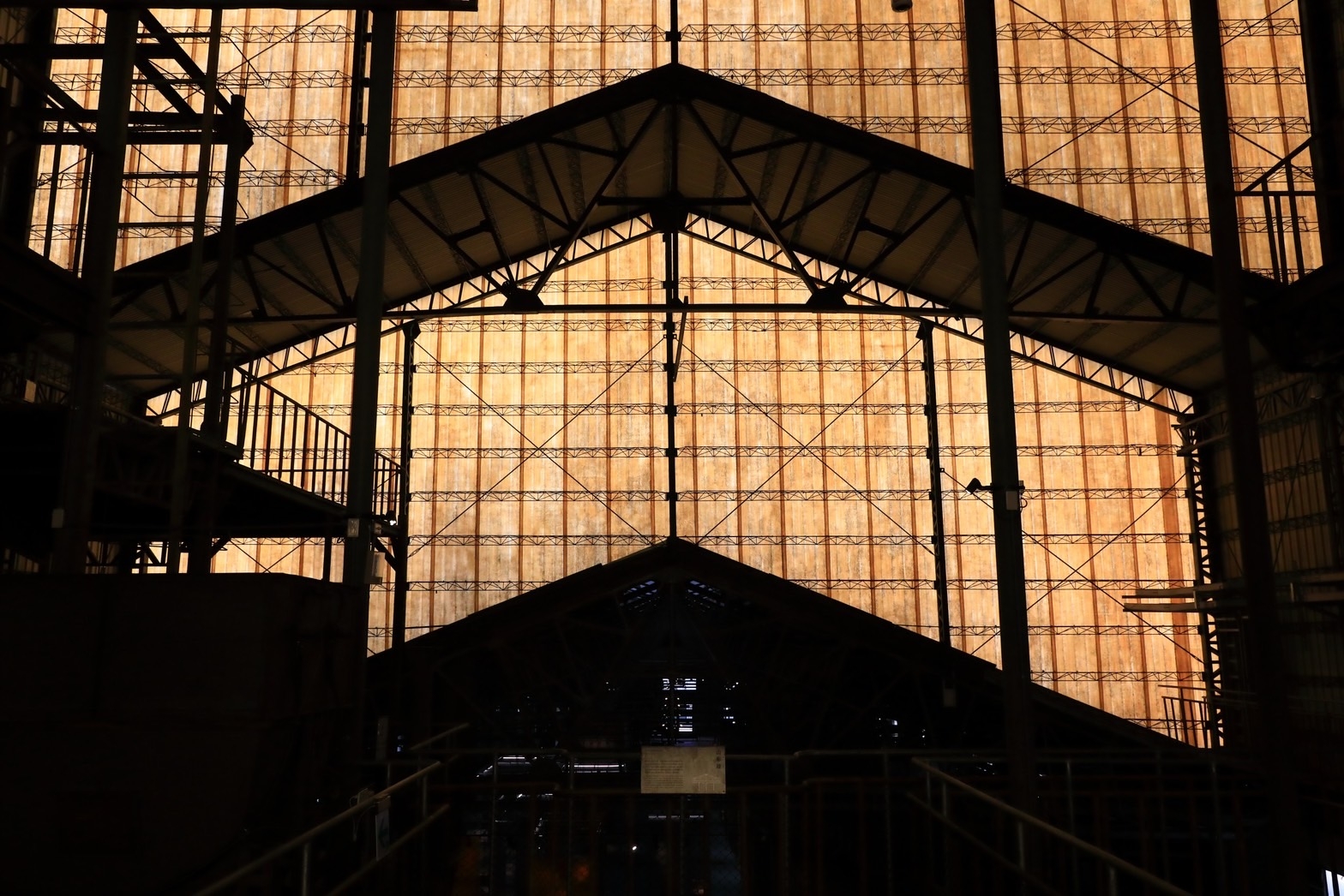 屏東菸葉館中最具代表性的視覺場景—金黃色「山形牆」。