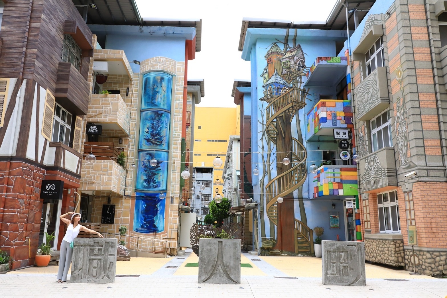 職人町，進駐許多文創藝術工作室，不定時會舉辦市集與音樂會。