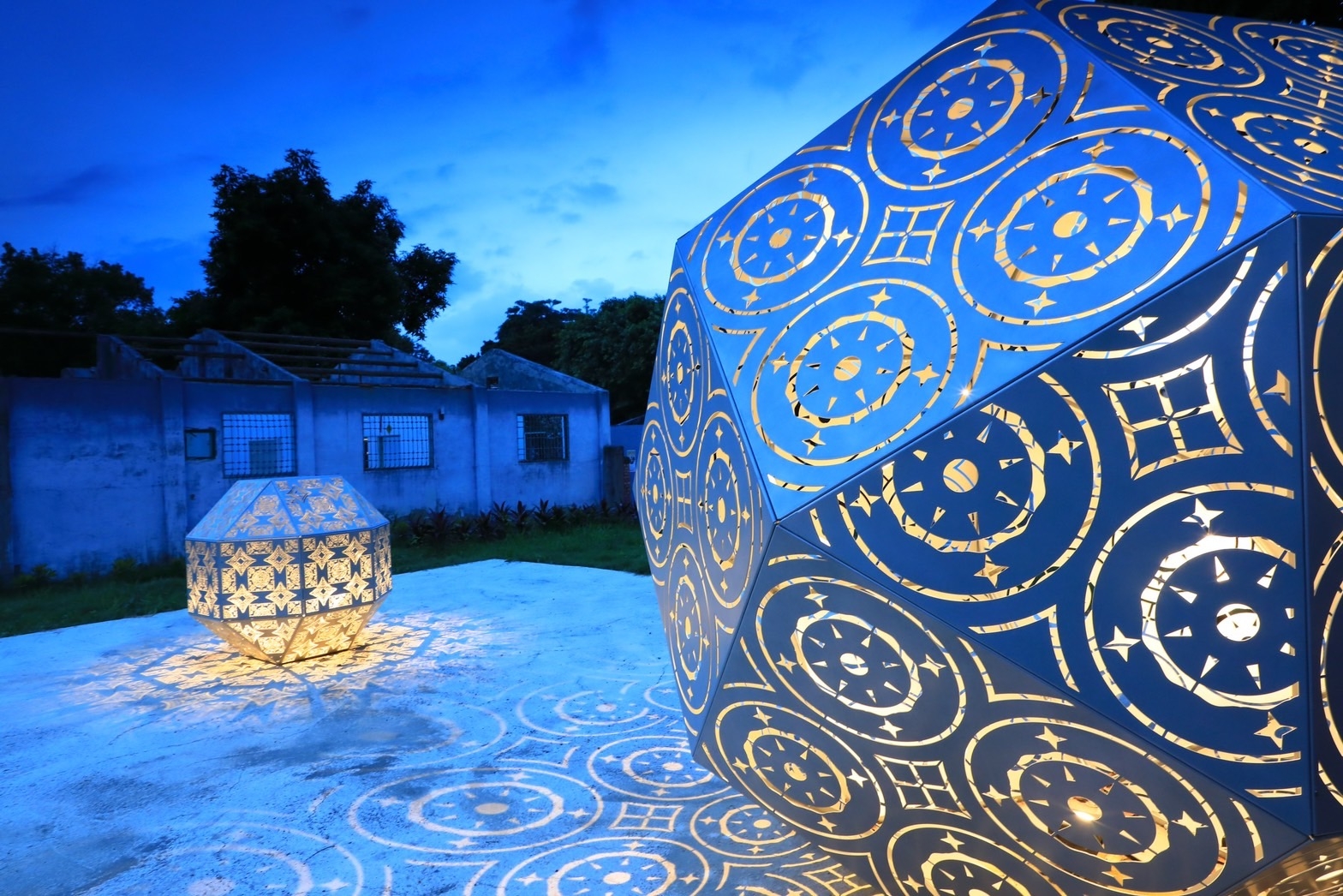 襯著月光與夜晚藍，勝利星村遺構公園的夜景，搭配著現代藝術裝置，吸引許多遊客駐足欣賞。