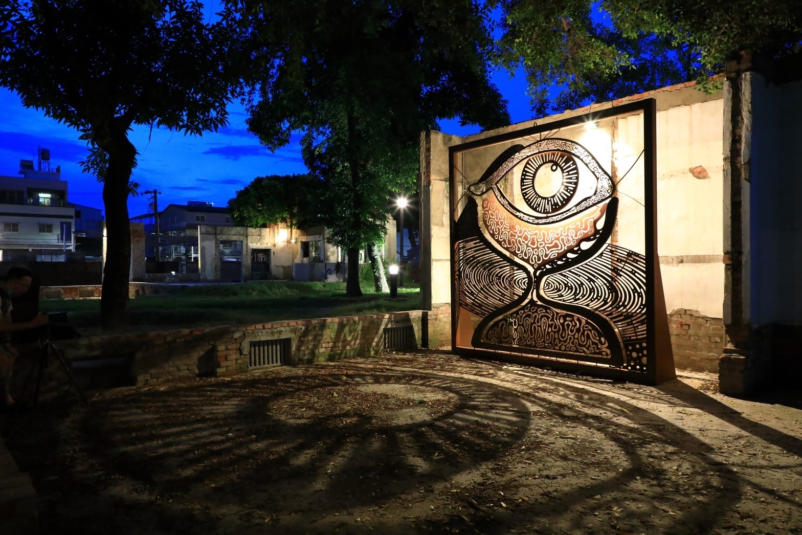 繼「得勝區」遺構公園後，今年6月底剛啟用的「空翔區」遺構公園，邀請了知名創作人方文山、光陰製作所等藝術家，將老建築注入新生命。