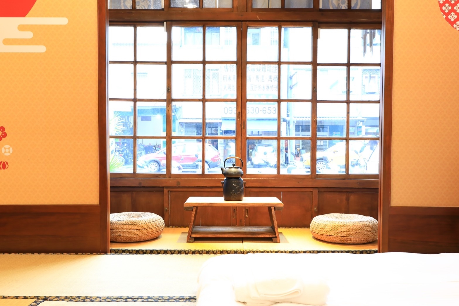 房內的手工訂製榻榻米、方格窗框，不用出國也能感受滿滿的日式風情。