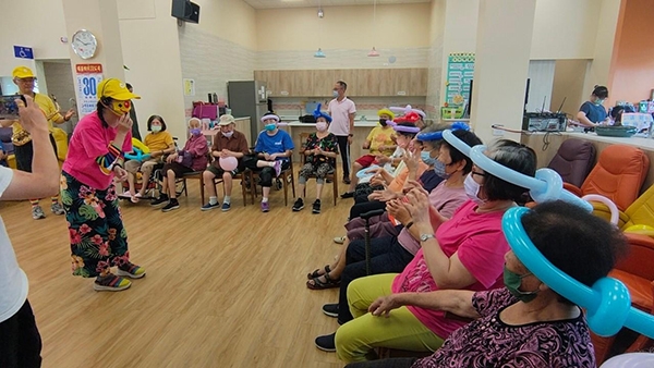 曾麗娟時常帶著志工，一起到全台各地的安養院義演。（關懷小丑協會提供）
