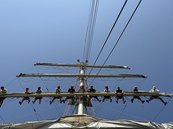 開帆收帆需要大家同心協力。