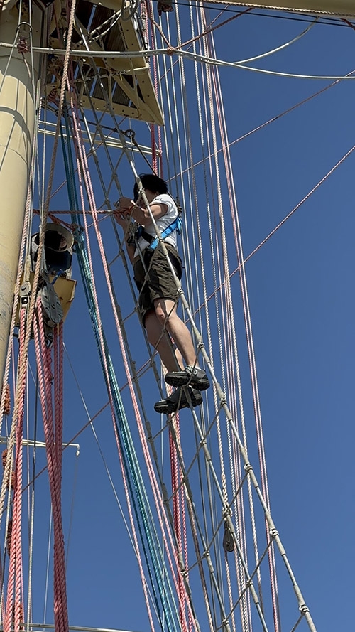 爬上第一層帆的練習。