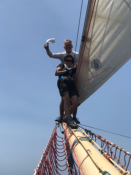 教練陪我一起上到船頭。