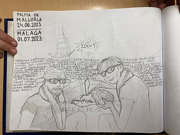 大家可在船上留言簿留言，此為夥伴記錄廚師與船務長解救海龜的畫面。