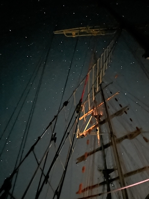 在帆船上仰望星空。