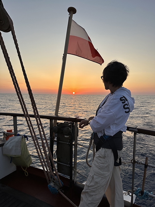 在帆船上欣賞日出。