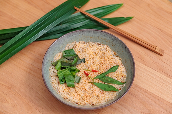 刺芫荽切成段加入酸辣米粉湯，提升料理層次。