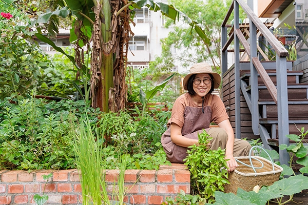 推開後陽台門往下走幾步階梯，就來到劉雨青悉心照料的居家可食小花園。