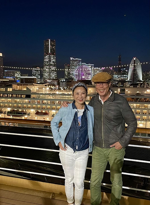 太太的聆聽支持很重要！圖為夫婦倆2023年再度踏上郵輪旅程，喜悅溢於言表。（圖片來源：出自FB老黑看世界）