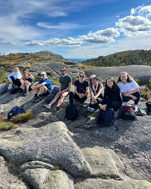 一個人出遊保持彈性，想與人攀談就開口，有時自然而然就和一群年輕人一起健行探索。