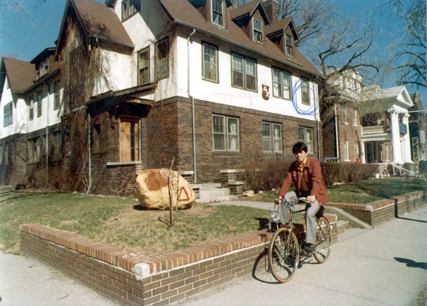 昔日賴世雄在國外與居住處合影。（圖片來源：賴世雄）