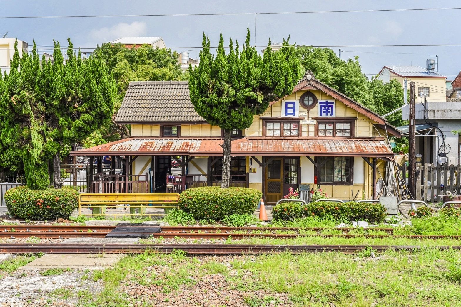 台鐵編號127的日南車站啟用於1922年，已經是百年車站，更是國內少數採用洋和風型式的歇山頂建築的車站，至今保存良好仍在運行。