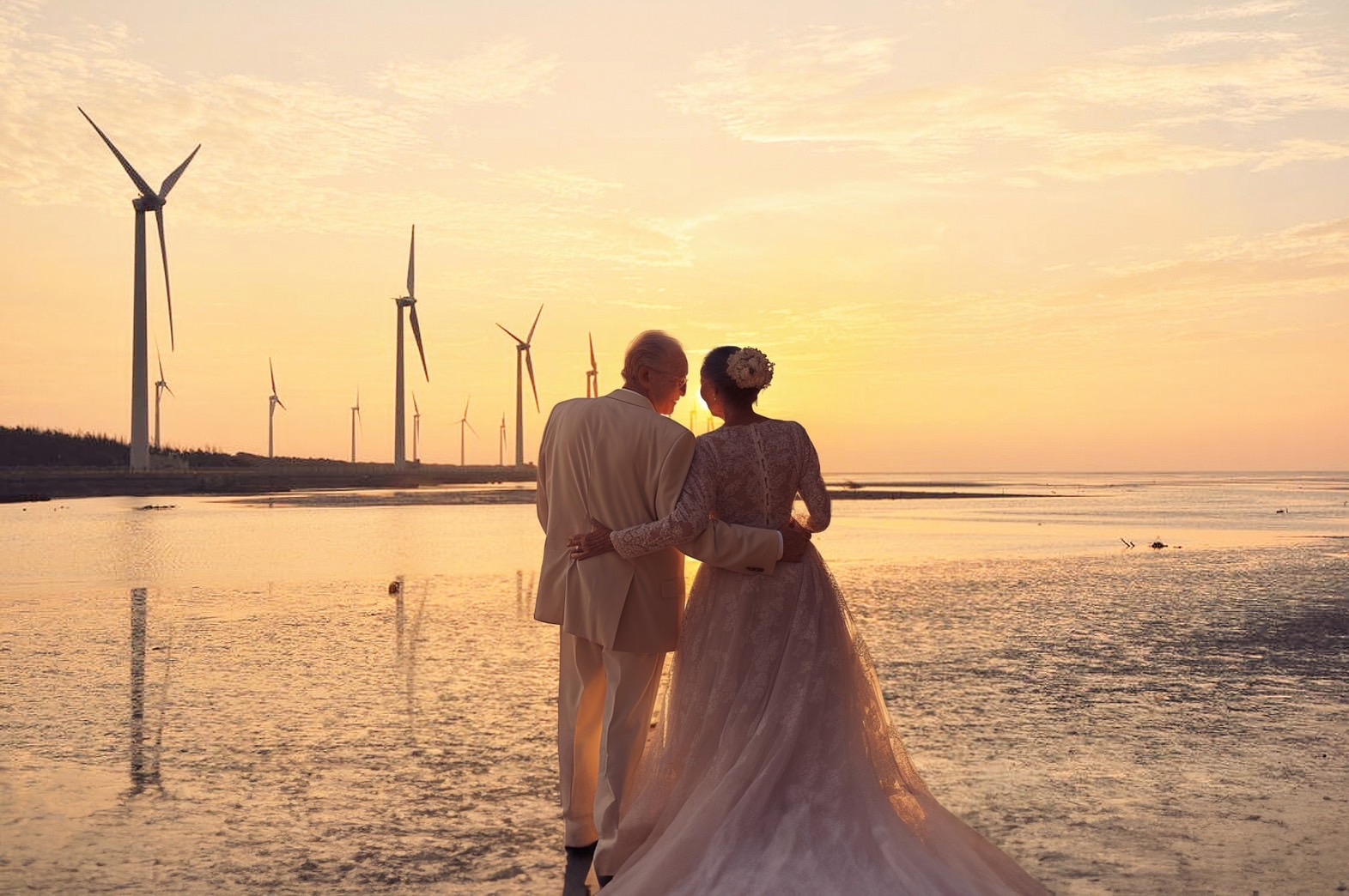 高美濕地曾被票選為海外旅遊最想去的景點，夕陽西下時的海天一色美景也曾入選為世界七大天空之鏡，每年吸引超過300萬旅客前往。