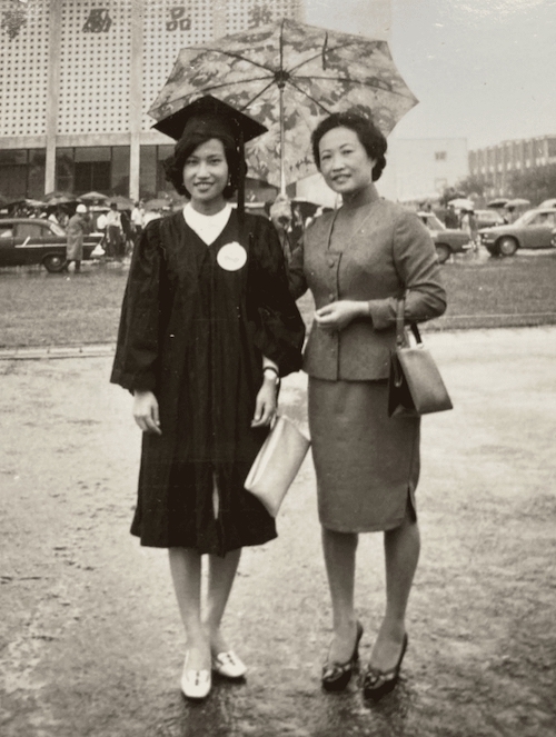 洪蘭1969年大學畢業時，與母親在台大校園的合照，掌鏡者正是父親。（圖片來源：洪蘭）