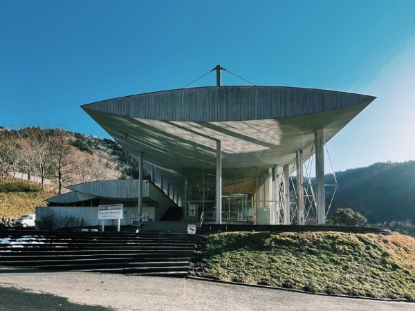 來自「雲」意象的本館（已拆除）。