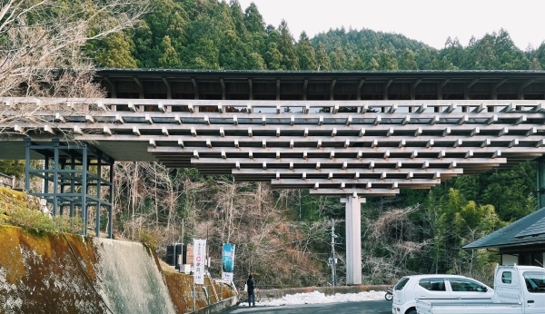 2010年搭起的「木橋美術館」。