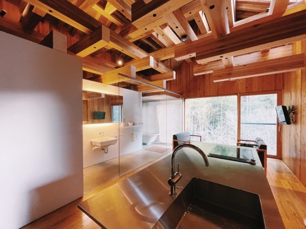 木構造延伸至房內天花板。