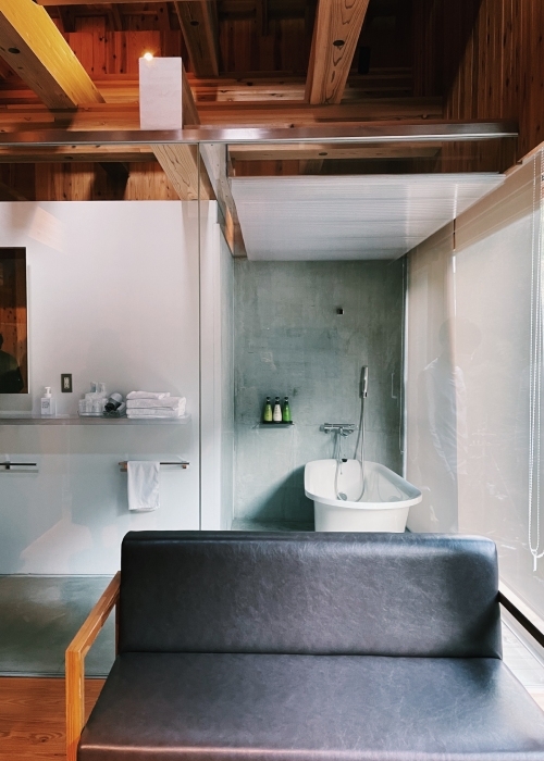 僅以玻璃隔開的衛浴空間。