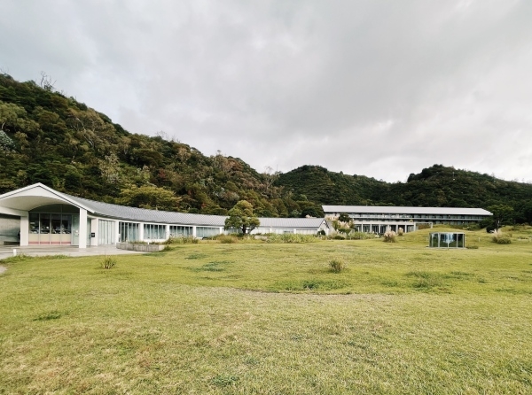 Benesse House旅店「Park」與前方的弧形建築。