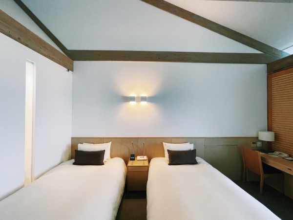 室內的白色空間與木質調。