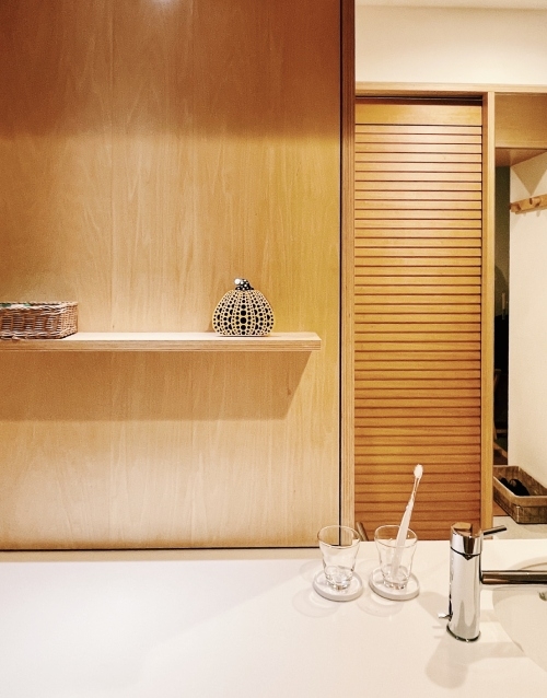 一進門的洗面檯兼吧檯。